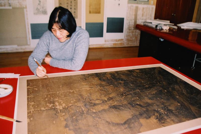 孫堅教授浸淫古物修復界有五十幾年光景，她於1961年進入上海博物館後，便開始從事書畫修復技藝。