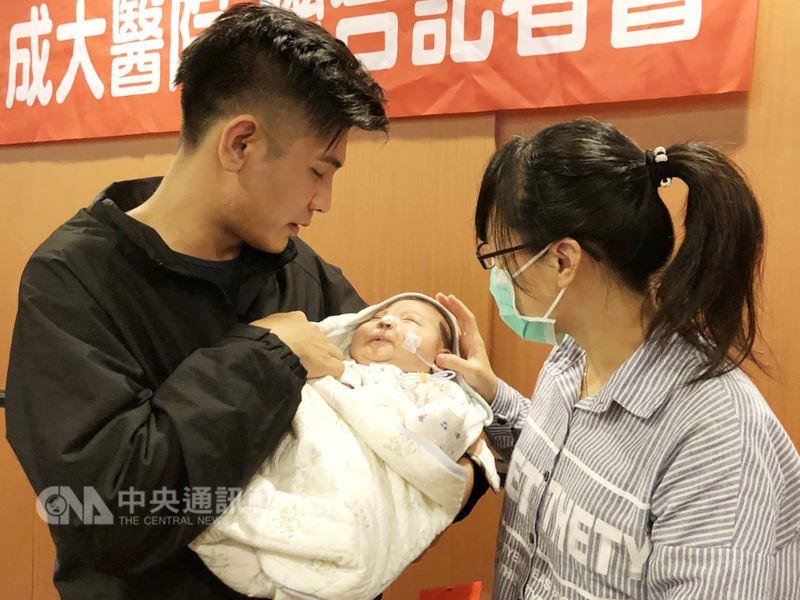 台北榮總與成大醫院攜手合作，成功以活體肝臟移植手術救治一名罹患罕見疾病「新生兒血鐵沉積症」、僅出生52天的穆小弟（中），創下全台新生兒活體換肝首例，穆小弟也在父母呵護下出席記者會。中央社記者張茗喧攝。