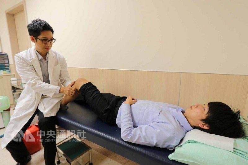 亞洲大學附屬醫院骨科部主治醫師慕德翰（左）表示，接受「前十字韌帶重建手術」的民眾，術後應積極進行復健，才能避免肌肉萎縮。圖為示意圖非當事人。中央社記者趙麗妍攝 107年2月6日