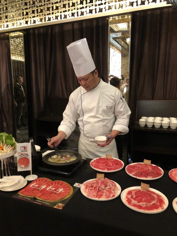 主廚於試吃會上示範涮和牛肉。