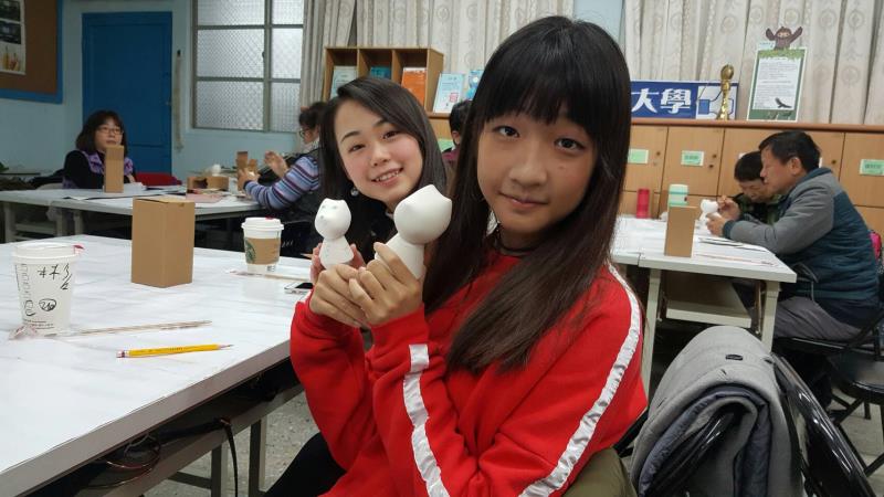 信義感動狗彩繪活動吸引新住民二代的參與。