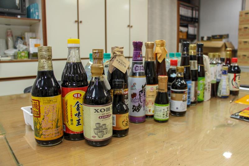 市面上販售的醬油百百種，該如何選購，我們專訪釀造公會總幹事替消費者解說。