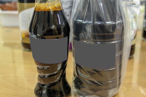 廠商釀好的醬油，會檢送樣品至釀造公會進行檢驗。