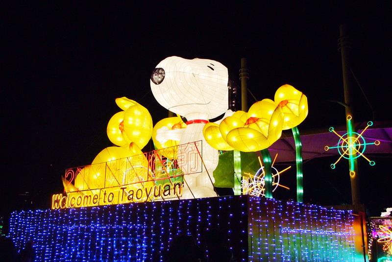 桃園燈節登場 史努比魅力迎賓（3）
桃園市政府今年取得美國花生漫畫（PEANUTS）授權，
打造Snoopy In Taoyuan 的主燈，並規劃出不同造型
的史努比花燈。
中央社記者吳睿騏桃園攝 