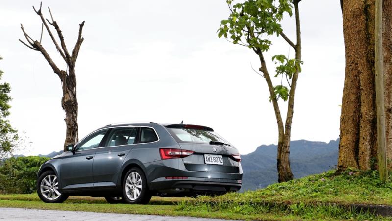 入門價 Skoda Superb Combi菁英版TSI