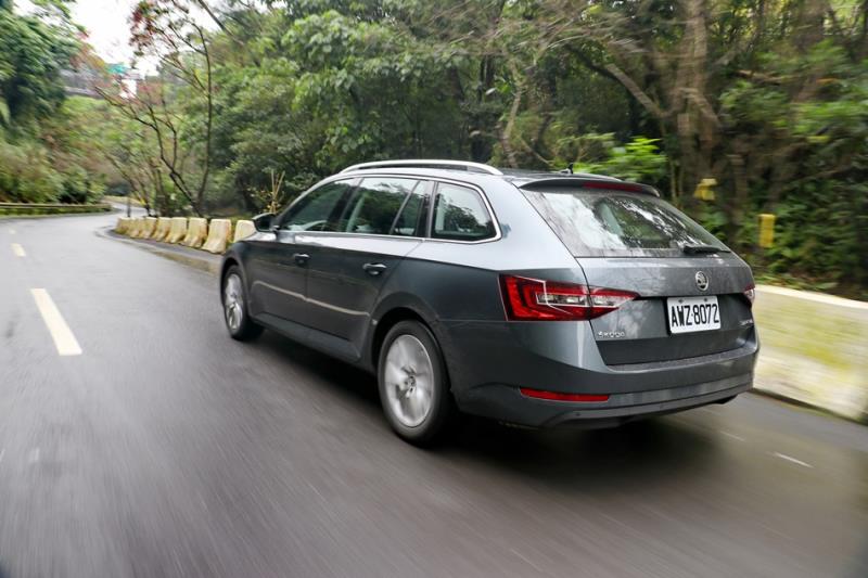 入門價 Skoda Superb Combi菁英版TSI