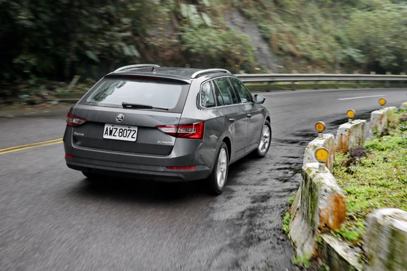 入門價 Skoda Superb Combi菁英版TSI