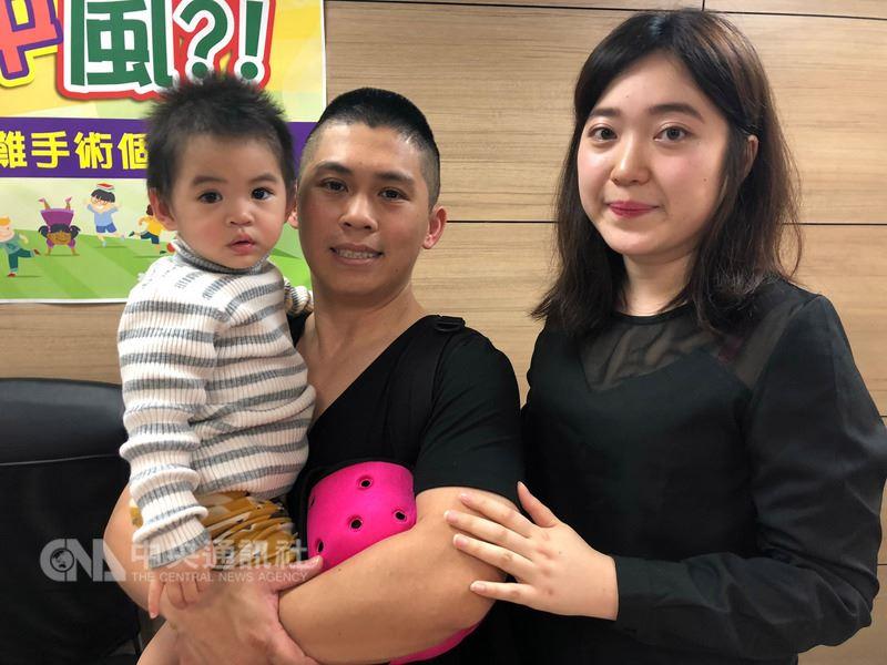 長庚醫院28日公布罕見幼兒中風個案，1歲多的黃小妹妹（左）去年5月間突然全身抽搐、眼神上吊，就醫發現是「毛毛樣血管疾病」，醫療團隊緊急進行手術，救回一命。中央社記者張茗喧攝　107年3月28日