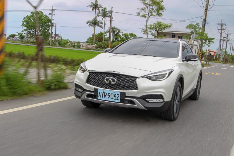 QX30的動態表現在高速公路和一般道路十分精良。