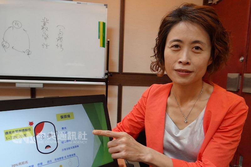 奇美醫學中心22日在台南市文化中心舉辦偏頭痛病友會活動，兒科部主治醫師賴明琪表示，兒童和青少年偏頭痛約有40%會因睡眠不足而惡化，適當運動有助於緩解與改善，家長可多注意孩子的作息。（奇美醫學中心提供）中央社記者楊思瑞傳真 107年4月22日
