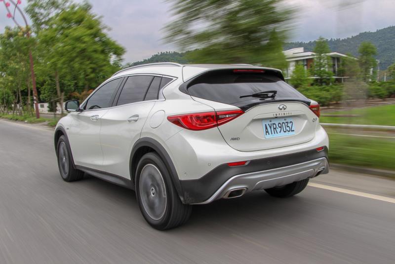 可惜QX30依舊是部以休旅車為出發點的車款，在山區道路就可見其劣勢之處。