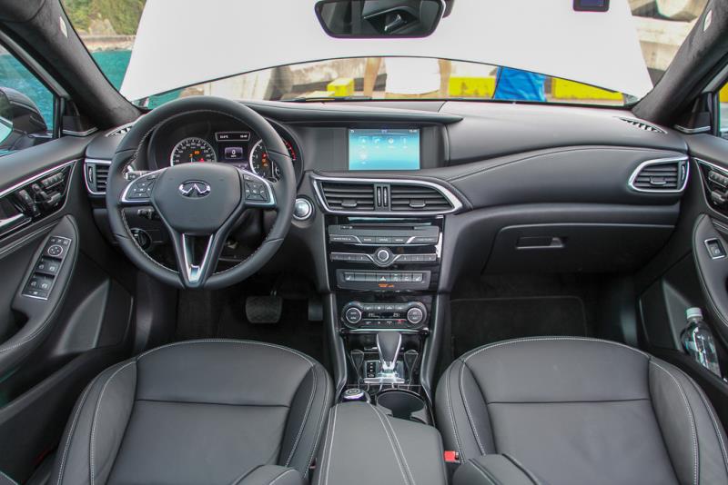 QX30的整體內裝佈局與Q30並無差異，同時可以明顯看出Mercedes-Benz的影子。
