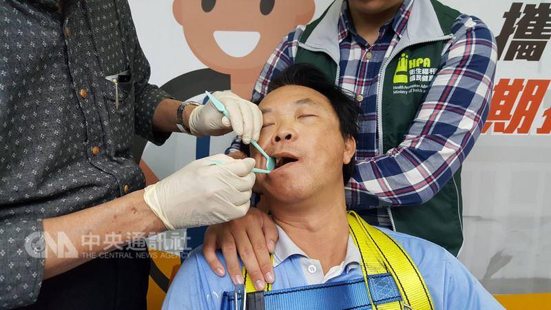 衛生福利部國民健康署30日舉行記者會，示範口腔黏膜篩檢，台灣大學牙醫學系名譽教授韓良俊指出，口腔黏膜檢查是由醫生目視及觸診口腔黏膜，診斷是否有疑似癌前病變或癌症病兆，檢查過程只要2、3分鐘，完全無痛，民眾不用緊張。中央社記者陳偉婷攝　107年4月30日