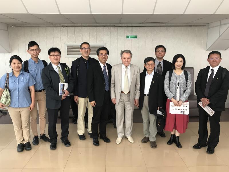 台灣代表團和古寨夫院長合影。
