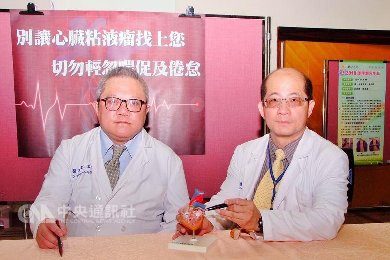 敏盛綜合醫院心臟內科醫師江孟橙（左）28日受訪表示，桃園市一名婦人半年來經常喘不過氣、疲倦、睡不好，原以為是感冒或肺炎，轉診到心臟內科才發現，左心房長了一顆6公分大的黏液瘤。中央社記者吳睿騏桃園攝　107年5月28日