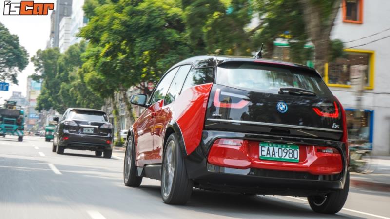 BMW i3S 純電版忠孝東路大挑戰【台北街頭實戰篇】