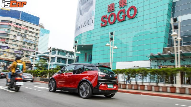 BMW i3S 純電版忠孝東路大挑戰【台北街頭實戰篇】