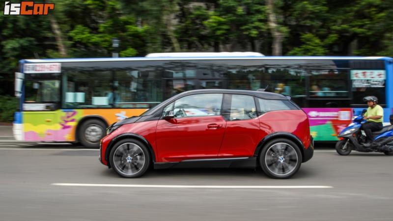 BMW i3S 純電版忠孝東路大挑戰【台北街頭實戰篇】