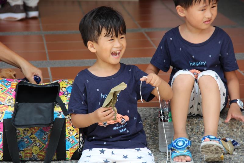 大小朋友湧入園區品嘗道地客家粽。