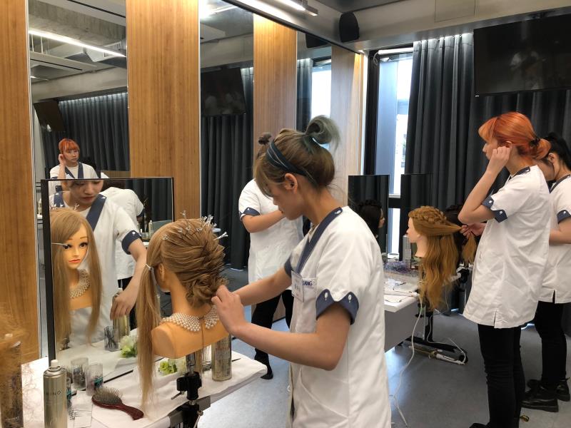學生於弘光科技大學台北教育中心H Academy實作演練美容美髮。