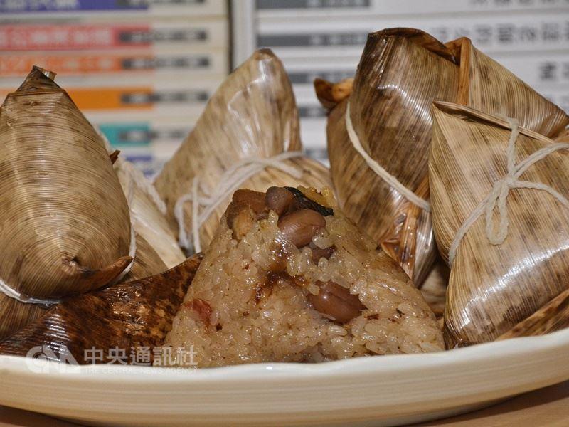 營養師提醒，粽子熱量高，一餐吃兩顆粽子，血糖也會跟著上升，造成心臟、腎臟等器官負擔。（中央社檔案照片）
