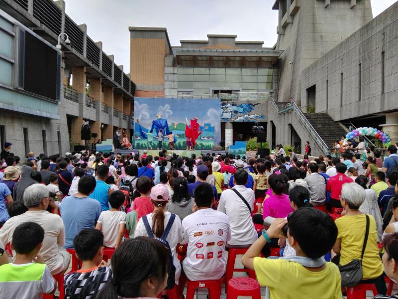 新北市客家局邀紙風車劇團演出客家兒童劇《桐花島的故事》，將女媧補天的故事及客家元素融入劇中，讓孩子能親近客家文化。