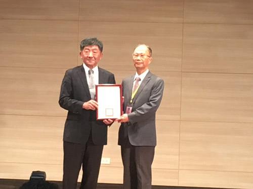 衛福部長陳時中(左)頒狀感謝仁欽多吉仁波切花蓮震災捐款500萬，由國父紀念館館長林國章(右)代表受贈。