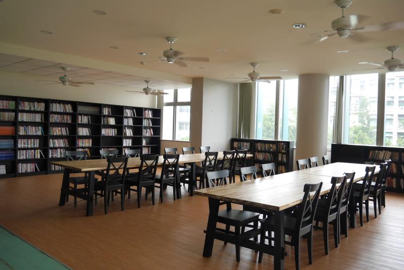 興大人文空間應經坊提供該系所學子，一個優雅舒適的閱讀空間。
