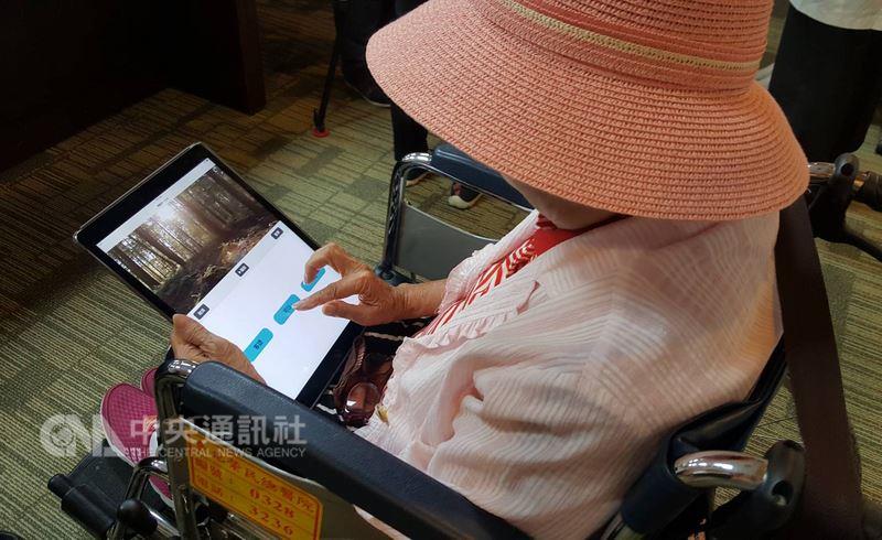 台北榮民總醫院團隊研發聽能訓練App，將生活用語建檔，且有讀唇畫面，病人也能訓練讀唇能力；題庫有多種題型，可選擇不同程度的背景噪音，加強訓練強度。中央社記者陳偉婷攝　107年7月2日