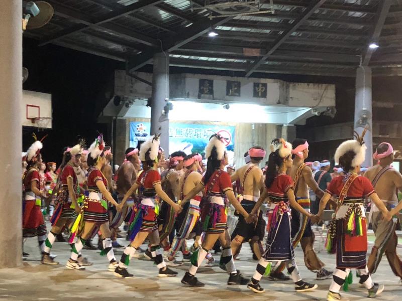 安通部落豐年祭，近年來吸引不少外來貴賓造訪，並於情人之夜時，一同下場同歡。