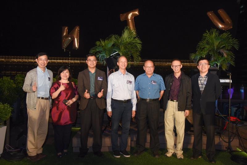 參加台大PM家族謝師宴的台大管理學院及法律學院教授群，陳家麟教授(左起)、何佳安教授、廖咸興教授、章忠信教授、李茂生教授、戚樹誠教授、吳從周教授