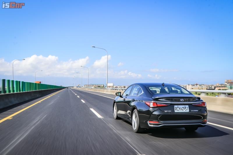 直上油電旗艦 Lexus ES300h v.s. ES250 百公里油耗實測