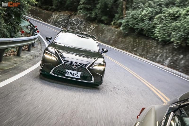 直上油電旗艦 Lexus ES300h v.s. ES250 百公里油耗實測