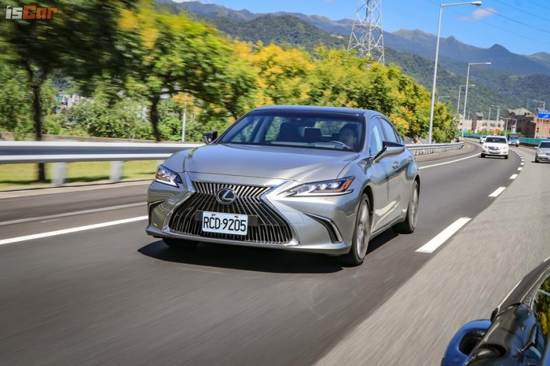 直上油電旗艦 Lexus ES300h v.s. ES250 百公里油耗實測