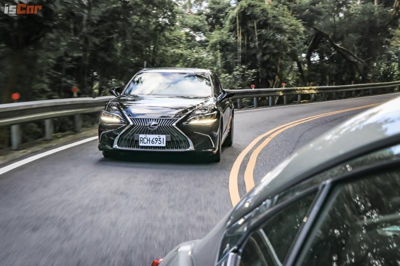 直上油電旗艦 Lexus ES300h v.s. ES250 百公里油耗實測