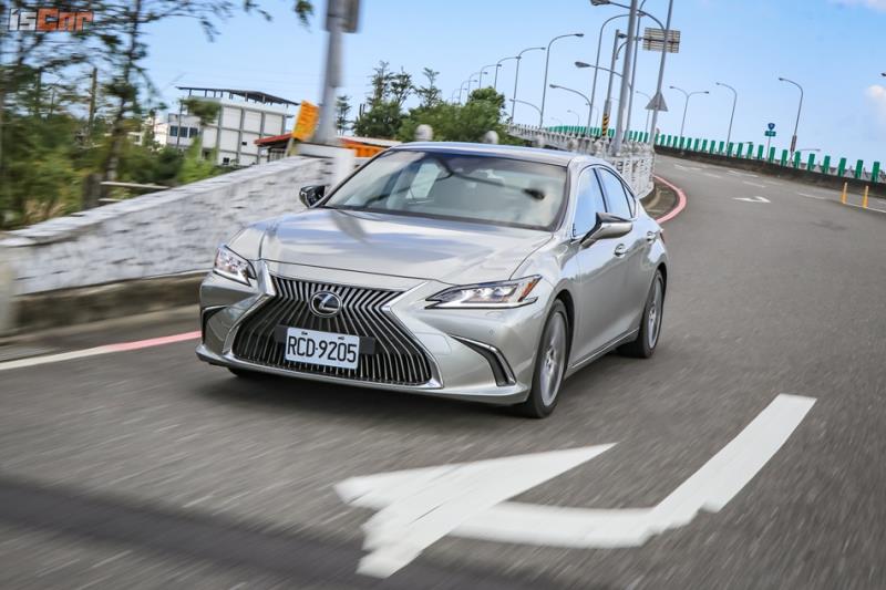 直上油電旗艦 Lexus ES300h v.s. ES250 百公里油耗實測