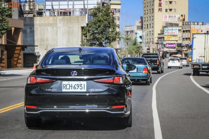 直上油電旗艦 Lexus ES300h v.s. ES250 百公里油耗實測