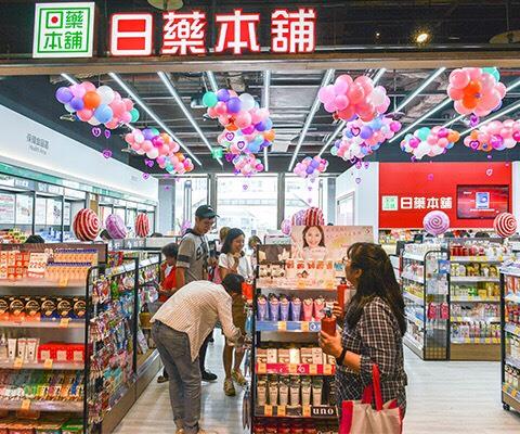 看準台中金典酒店陸客商機，日藥本舖進駐融合科技、美食、文創等概念之複合式商場「金典綠園道」，讓消費者可在百貨商場「一站購足」。