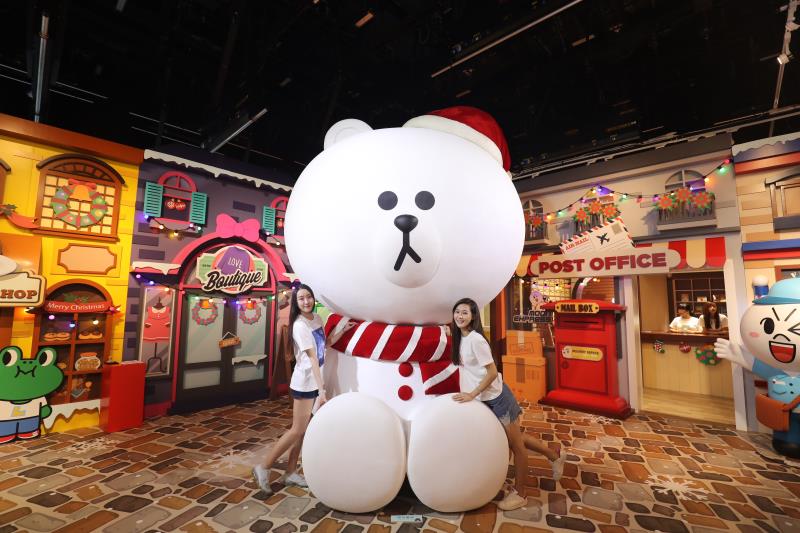 世界唯一3.5米高Mega Brown閃亮雪白熊大充滿節慶氛圍。