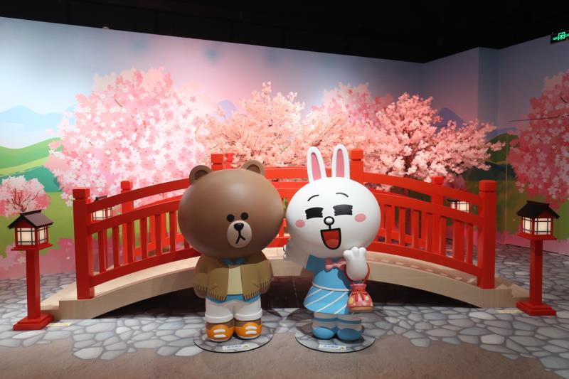 櫻花情人橋上熊大兔兔浪漫約會中。