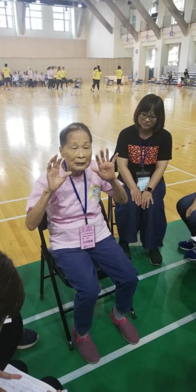 91歲王洪錦雲女士有七個孩子，參與活動後，身體越來越好。