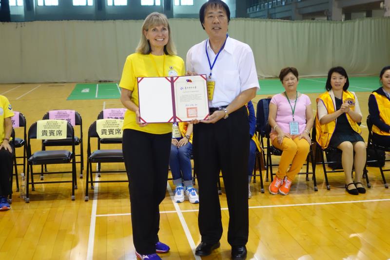 北市大副校長黃文成（右）表示，年紀大的長輩要退而不休持續運動，來參加「活躍老化運動學院」課程。