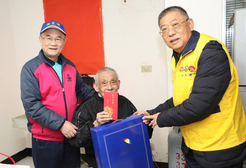 江董事長(左)探視桃園區獨居長者，並提供物資及慰問紅包