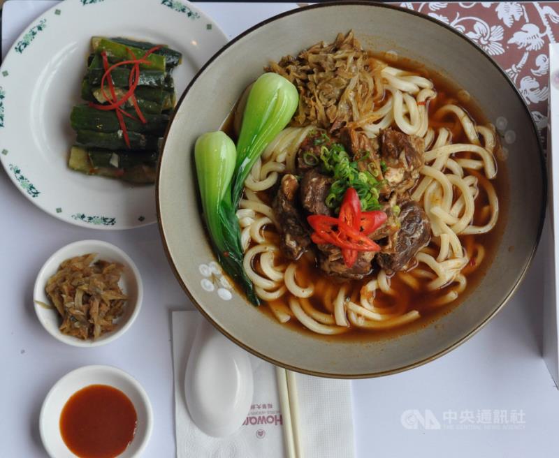 墾丁福華渡假飯店近日在墾丁大街上開一家牛肉麵店，以每碗牛肉麵新台幣130元的親民價格，讓一般民眾不必進5星級飯店也能吃到飯店大廚的手藝，也盼讓墾丁大街脫去「高物價」的代名詞。（福華飯店提供）中央社記者郭芷瑄傳真　108年3月13日