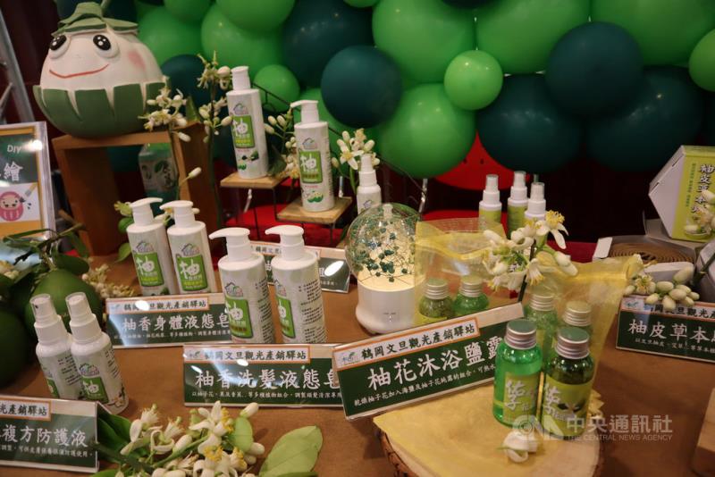 花蓮縣文旦柚種植面積約為全台1/4，每年3月白色柚花花開季節，走入瑞穗鄉鶴岡地區花香撲鼻，當地廠商也利用柚花製作相關產品。中央社記者李先鳳攝
