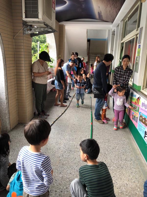 孩童創意無限，發揮巧思與家長一同完成作品。