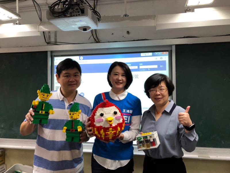(左起)鄭智耀、王鴻薇、林淑菁一同於創意樂高親子教室活動合影。