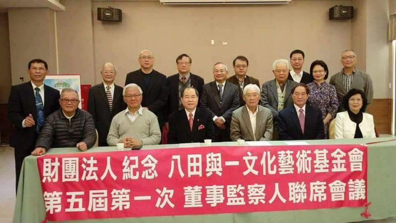 邱秋林(前左三)上任後，帶領基金會成員群策群力推廣會務。