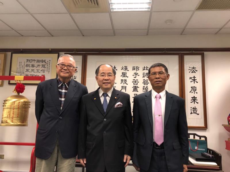 八田與一文化藝術基金會董事兼執行長黃金山(左)、副執行長林定逵(右)，是邱秋林(中)推廣與執行會務的重要左右手。