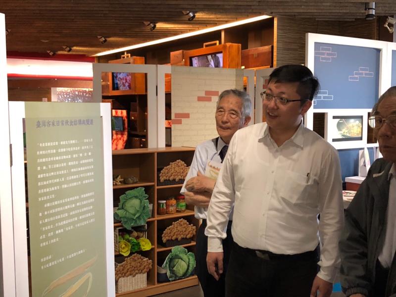 身為客家子弟的主委徐世勲(中)，將持續致力推廣客家文化的學習與傳承，讓新一代的年輕人，能夠輕輕鬆鬆地從生活中，就能學習客家語言與文化。